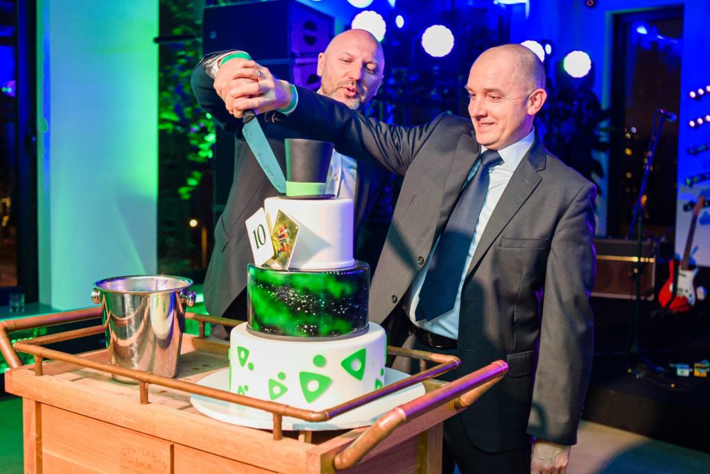 Grzegorz Brol i Artur Kozłowski kroją tort na 10-lecie Integrity Partners.
