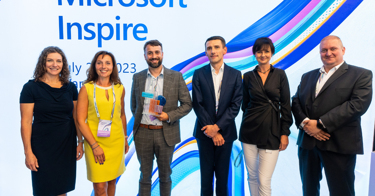 Przedstawiciele Integrity Partners odbierają nagrodę Partnera Roku Microsoft 2023